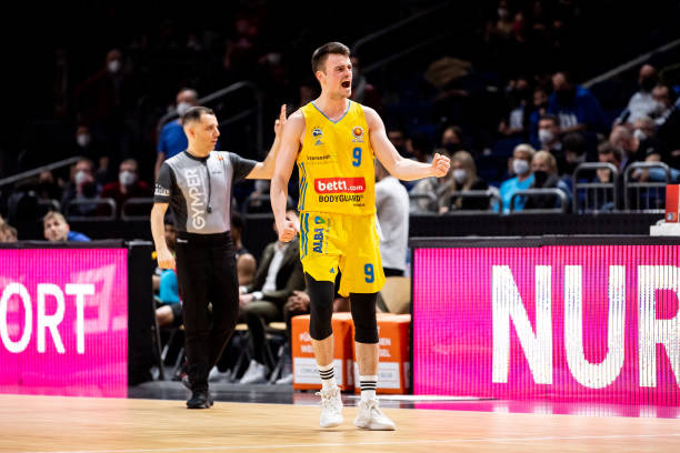 主教练在中 主教练在中